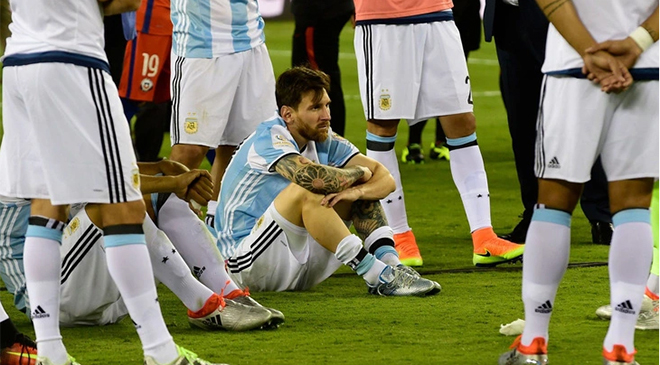 Messi với hình ảnh thất bại cay đắng trước Chile ở chung kết Copa America 2016