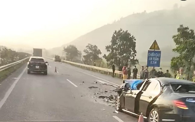 Hiện trường vụ tai nạn trên cao tốc Nội Bài - Lào Cai khiến 2 người thương vong sáng 8/12.