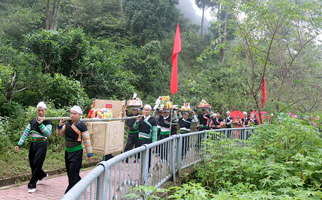 Người dân rước Lễ thực hiện nghi thức cúng cây chè Tổ tại xã Suối Giàng, huyện Văn Chấn.