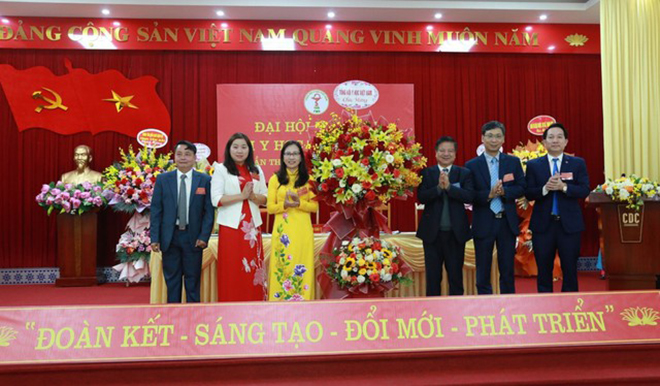 GS.TS Nguyễn Văn Kính, Phó Chủ tịch thường trực Tổng hội Y học Việt Nam phát biểu chỉ đạo và tặng hoa chúc mừng Đại hội.