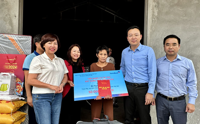 Lãnh đạo huyện Yên Bình và hai ngân hàng trao hỗ trợ làm nhà ở và quà cho hộ bà Nguyễn Thị Đàm, thôn Mạ, xã Vĩnh Kiên.