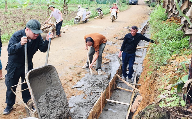 Nhân dân xã Lương Thịnh chung sức xây dựng hạ tầng giao thông nông thôn.
