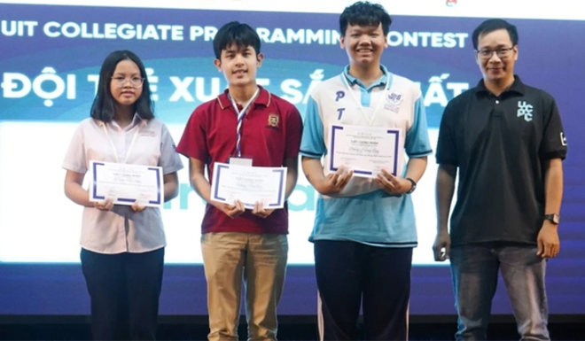 Hoàng Long (thứ 2 từ phải qua) đoạt giải thưởng trong cuộc thi lập trình thuật toán UCPC năm 2023