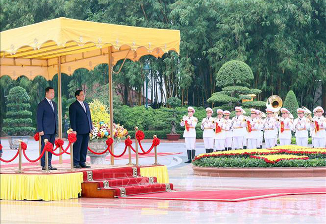 Thủ tướng Phạm Minh Chính và Thủ tướng Campuchia Samdech Hun Manet nghe quân nhạc cử Quốc thiều hai nước.