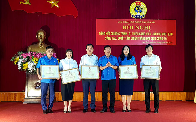 Đại diện Công đoàn ngành GD&ĐT nhận Bằng khen của Tổng Liên đoàn Lao động Việt Nam vì có thành tích trong thực hiện Chương trình “Một triệu sáng kiến”.