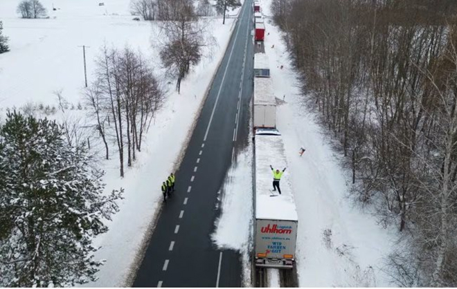 Xe tải của Ukraine xếp hàng dài chờ qua biên giới Ba Lan - Ukraine tại cửa khẩu Dorohusk -Jagodzin, ở Okopy, Ba Lan, ngày 4-12.