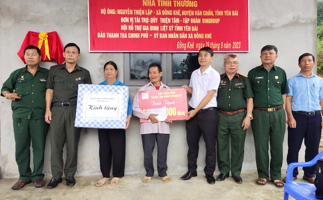 Lãnh đạo xã Đồng Khê phối hợp với các đơn vị tài trợ trao nhà tình thương cho hộ nghèo Nguyễn Thiên Lập, thôn Văn Tứ.
