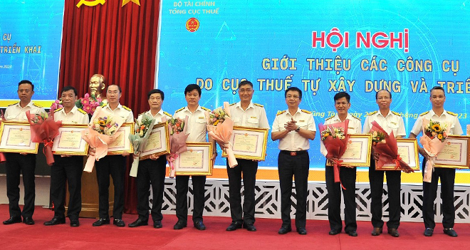 Cục Thuế tỉnh Yên Bái nhận giấy khen của Tổng cục Thuế trong công tác xây dựng, triển khai các công cụ công nghệ thông tin phục vụ công tác quản lý thuế.