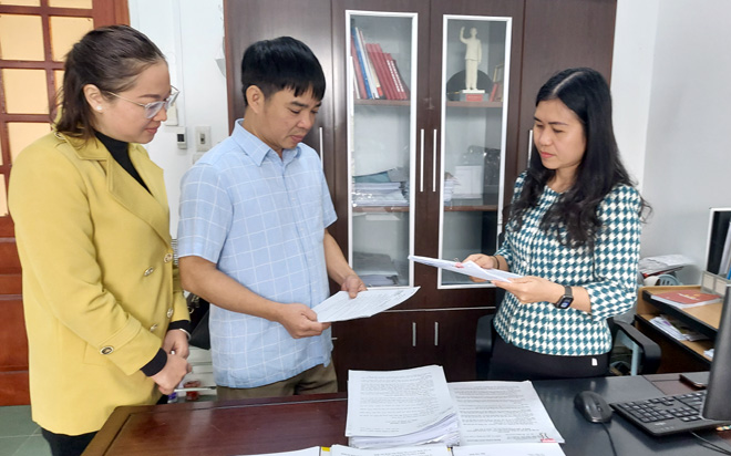 Lãnh đạo và cán bộ UBKT Thị ủy Nghĩa Lộ trao đổi nghiệp vụ công tác.