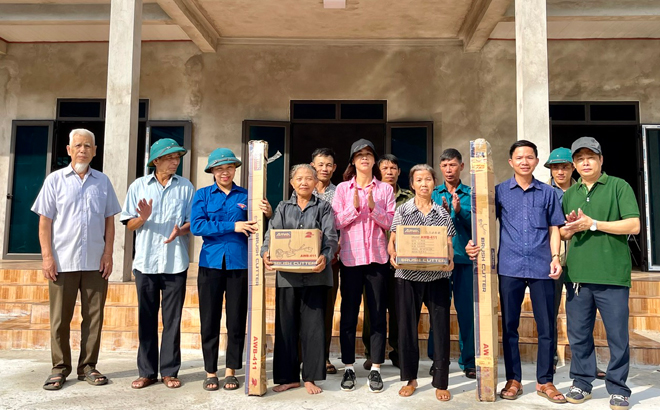 Trung tâm Truyền thông và Văn hóa huyện Yên Bình hỗ trợ nông cụ cho người dân xã Bảo Ái.