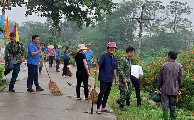 Hội viên cựu chiến binh xã Giới Phiên cùng nhân dân vệ sinh môi trường.