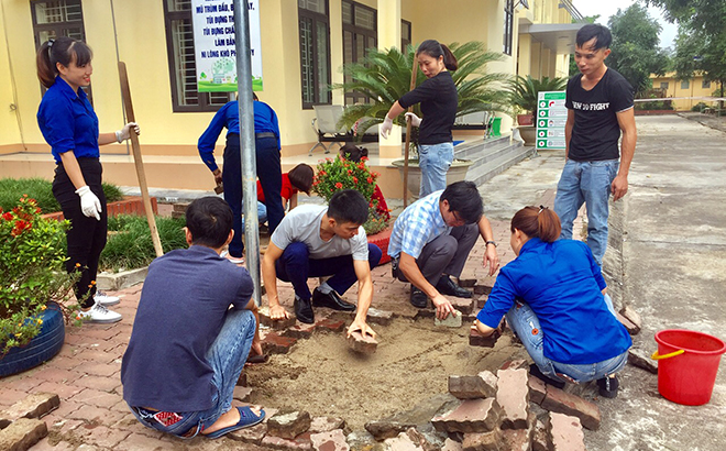 Lực lượng đoàn viên thanh niên của Trung tâm Y tế huyện Trấn Yên thường xuyên vệ sinh môi trường, tạo cảnh quan sạch đẹp.