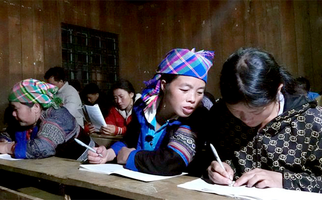 Học viên tích cực tham gia lớp học xóa mù vào mỗi buổi tối tại nhà văn hóa bản Thào Xa Chải, xã Nậm Có, huyện Mù Cang Chải.