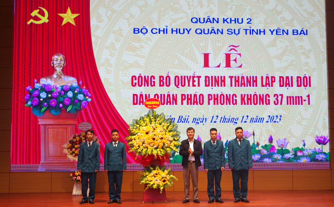 Đồng chí Ngô Hạnh Phúc – Uỷ viên Ban Thường vụ Tỉnh uỷ, Phó Chủ tịch UBND tỉnh, Trưởng ban chỉ đạo phòng không nhân dân tỉnh Yên Bái tặng hoa chúc mừng Đại đội dân quân pháo phòng không 37mm – 1.