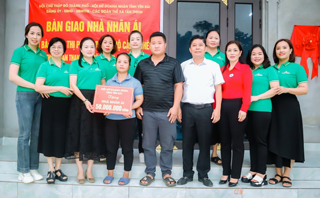 Lãnh đạo thành phố Yên Bái cùng Hội Nữ doanh nhân tỉnh trao hỗ trợ kinh phí làm Nhà nhân ái cho hộ nghèo ở xã Tân Thịnh.