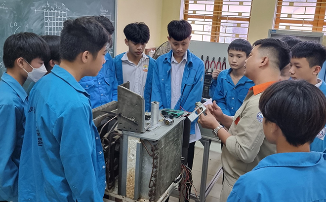 Học sinh Trường Cao đẳng Nghề Yên Bái thực hành sửa chữa máy lạnh.