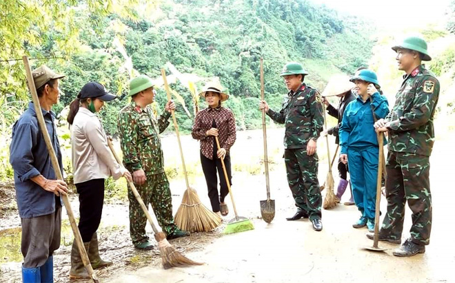Cán bộ, chiến sĩ Ban CHQS huyện Văn Yên tham gia hoạt động “Ngày cuối tuần cùng dân” dọn dẹp vệ sinh, khơi thông cống rãnh đường thôn tại xã Phong Dụ Thượng.
