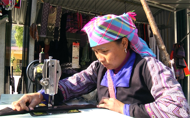 Phụ nữ dân tộc Mông huyện Mù Cang Chải được hỗ trợ đào tạo nghề, tạo việc làm ổn định.