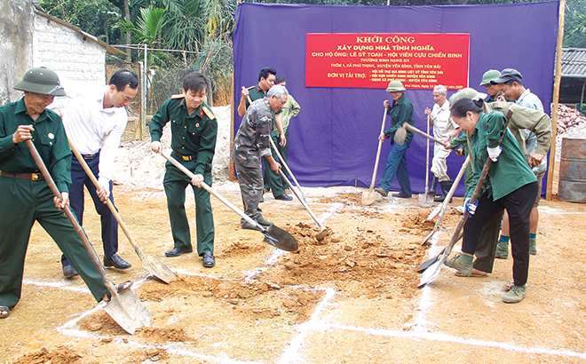 Lãnh đạo HTGĐLS tỉnh Yên Bái, Hội CCB huyện Yên Bình và chính quyền, đoàn thể xã Phú Thịnh tham gia động thổ khởi công nhà tình nghĩa cho gia đình ông Lê Sỹ Toan.
