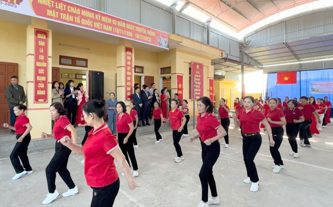 Người dân thôn Cầu Mơ, xã Đại Minh nhảy dân vũ chào mừng Ngày truyền thống Mặt trận tổ quốc Việt Nam.