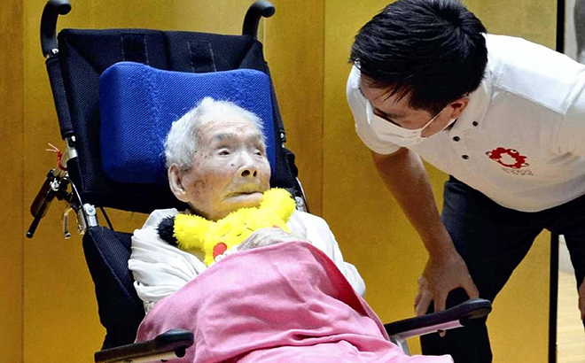 Cụ Fusa Tatsumi trò chuyện với một nhân viên viện dưỡng lão.