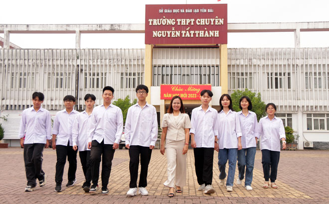 Cô, trò đội tuyển dự thi học sinh giỏi quốc gia môn Vật lí năm học 2023 - 2024, Trường THPT Chuyên Nguyễn Tất Thành, thành phố Yên Bái.
