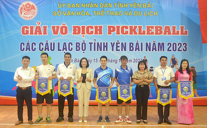 Ban tổ chức trao cờ lưu niệm cho các đoàn VĐV tham gia giải Pickleball