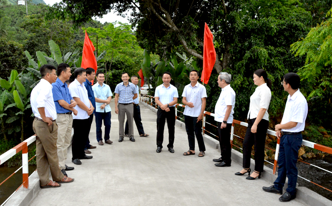 Thường trực HĐND tỉnh và lãnh đạo xã Cát Thịnh kiểm tra công trình tu sửa nâng cấp cầu qua suối Phà.