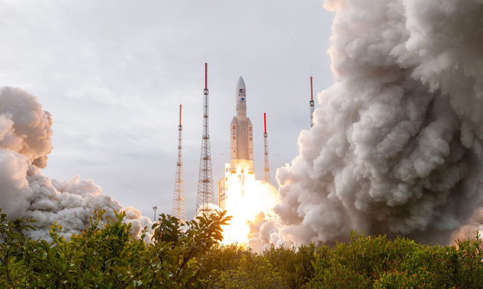 Tên lửa Ariane 5 đưa tàu JUICE bay lên từ bệ phóng.