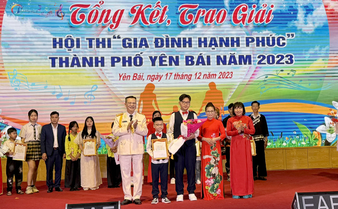 Lãnh đạo thành phố Yên Bái trao giải Nhất cho đội thi phường Nguyễn Thái Học.