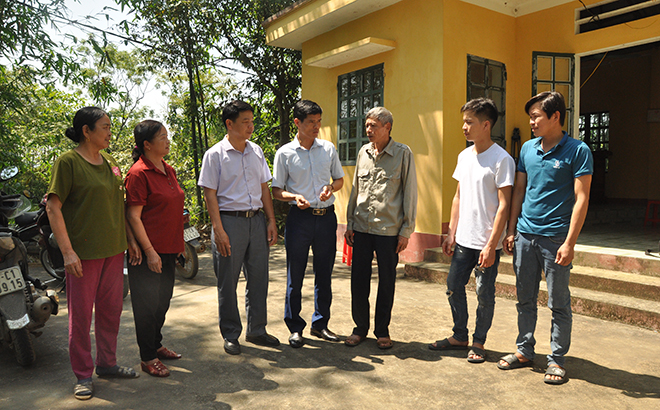 Lãnh đạo xã Lâm Thượng, huyện Lục Yên trao đổi với đảng viên Chi bộ thôn Thâm Pất về công tác phát triển Đảng.