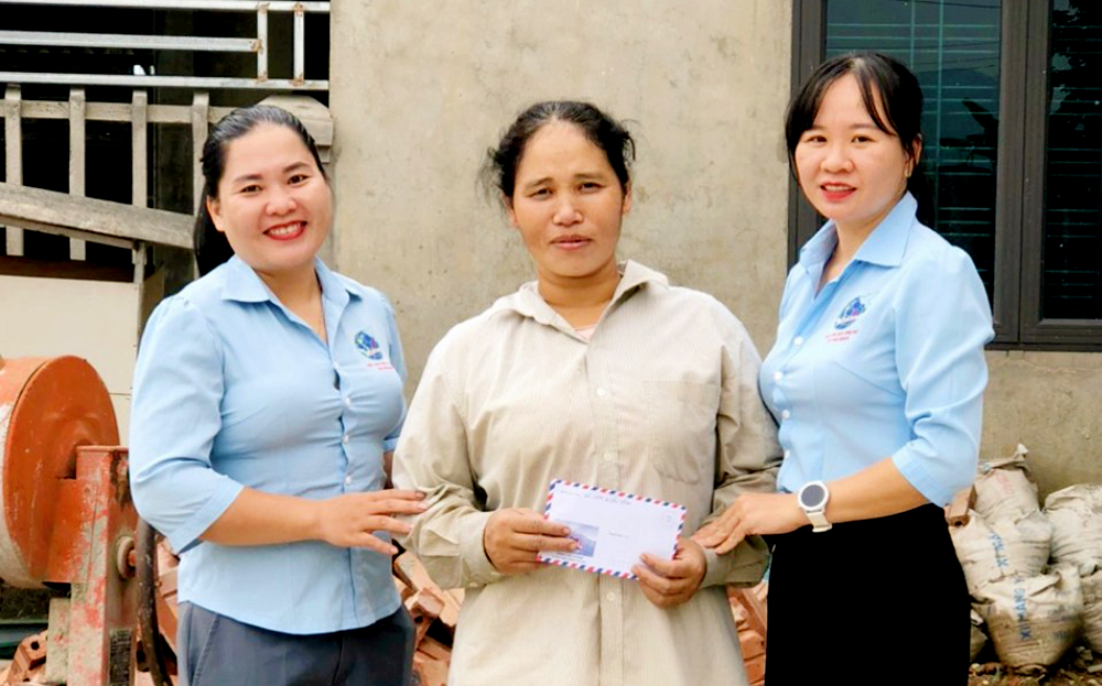 Chị Hoàng Thị Siêm (bên phải) - Chủ tịch Hội Liên hiệp Phụ nữ xã Phù Nham, thị xã Nghĩa Lộ thăm hỏi, động viên hội viên phụ nữ nghèo.