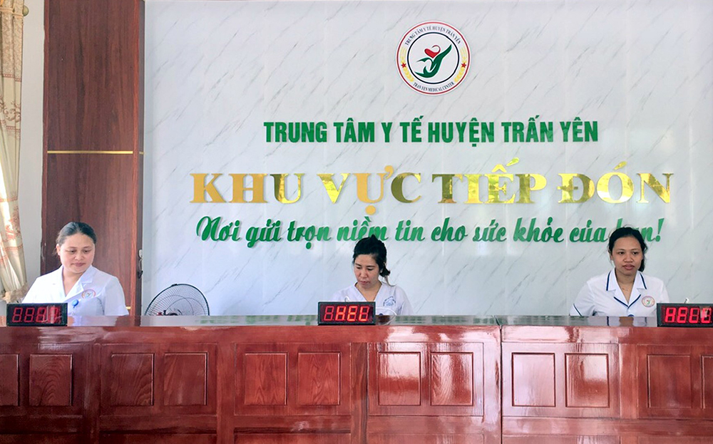 Khu vực tiếp đón người bệnh Trung tâm Y tế huyện Trấn Yên đã thực hiện chuyển đổi số, hạn chế thủ tục bằng giấy.