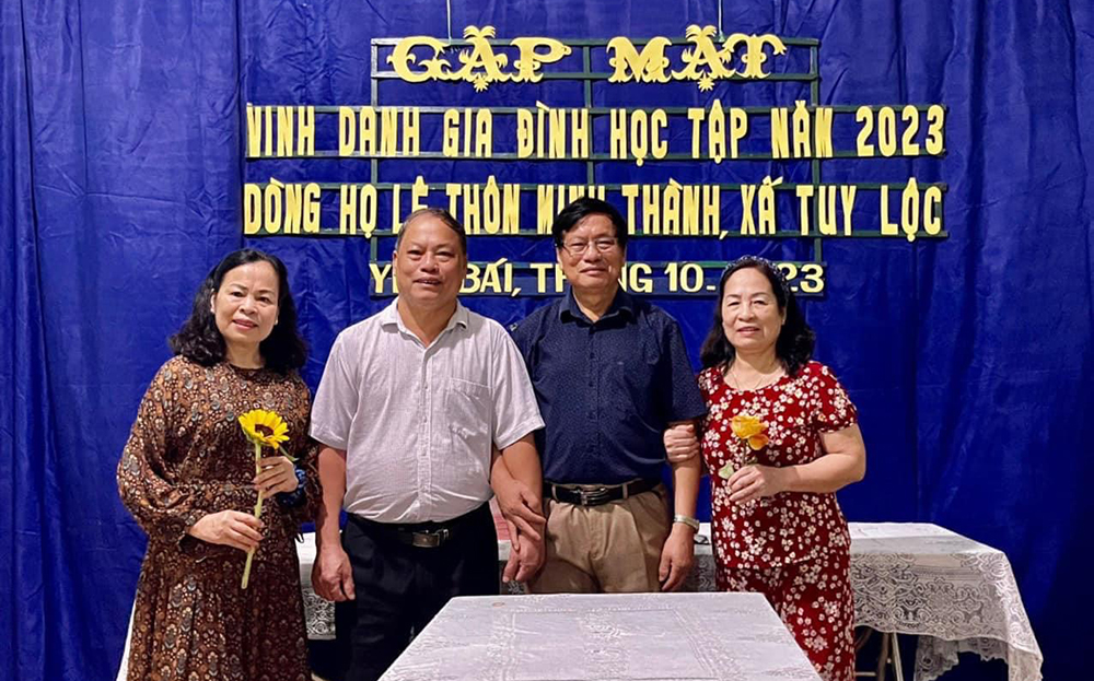 Gặp mặt vinh danh “Gia đình học tập” của dòng họ Lê ở thôn Minh Thành, xã Tuy Lộc, thành phố Yên Bái.