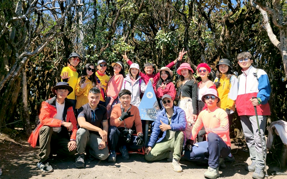Chinh phục sống lưng khủng long và rừng rêu ma mị trên đỉnh Tà Xùa, xã Bản Công, huyện Trạm Tấu đang là điểm du lịch thu hút ngày càng nhiều du khách đến khám phá, trải nghiệm.