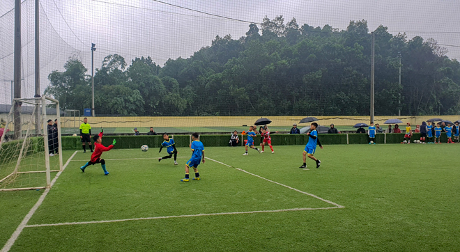 Các vận động viên nhí thi đấu môn bóng đá tại Hội khỏe Phù Đổng tỉnh lần thứ XI