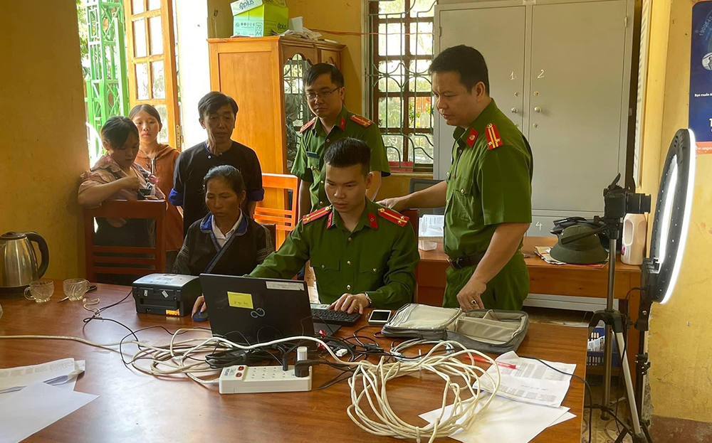 Lãnh đạo Công an huyện Mù Cang Chải kiểm tra công tác cấp căn cước công dân tại xã Mồ Dề.