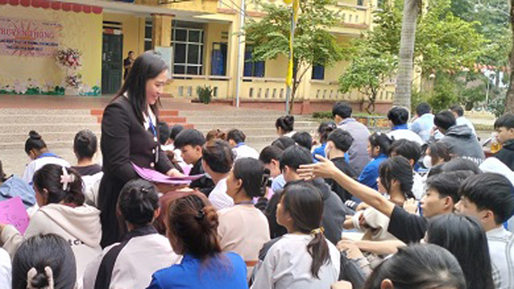 Cán bộ Trung tâm Y tế huyện Lục Yên tuyên truyền, cung cấp tài liệu về bệnh tan máu bẩm sinh (Thalassemia) cho học sinh bậc Trường THPT Mai Sơn.