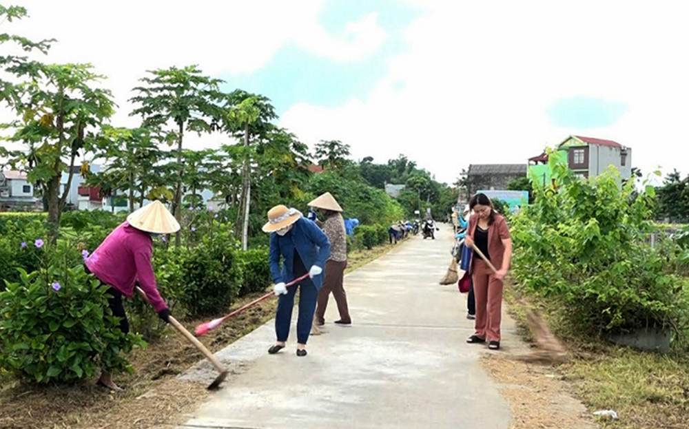 Các cấp hội phụ nữ thành phố thường xuyên duy trì hoạt động vệ sinh môi trường, giữ gìn đường làng, ngõ xóm sáng - xanh - sạch - đẹp.