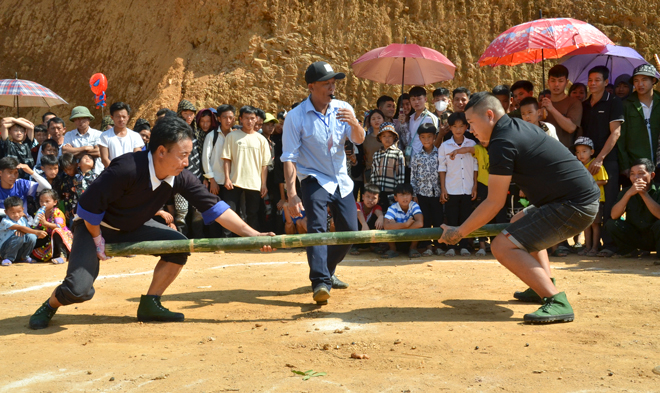 Môn đẩy gậy thu hút đông đảo VĐV tham gia thi đấu tại Lễ hội truyền thống “Sắc màu văn hoá” các dân tộc xã Phong Dụ Thượng, huyện Văn Yên năm 2023