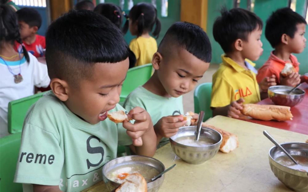 Bữa ăn bán trú của học sinh điểm trường thôn 4, xã Trà Thủy, huyện Trà Bồng, tỉnh Quảng Ngãi.