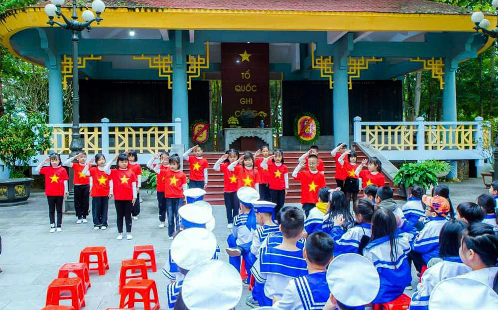 Trường Tiểu học Kim Đồng tổ chức buổi học ngoại khóa cho học sinh tại Khu di tích lịch sử văn hóa Căng và Đồn Nghĩa Lộ.