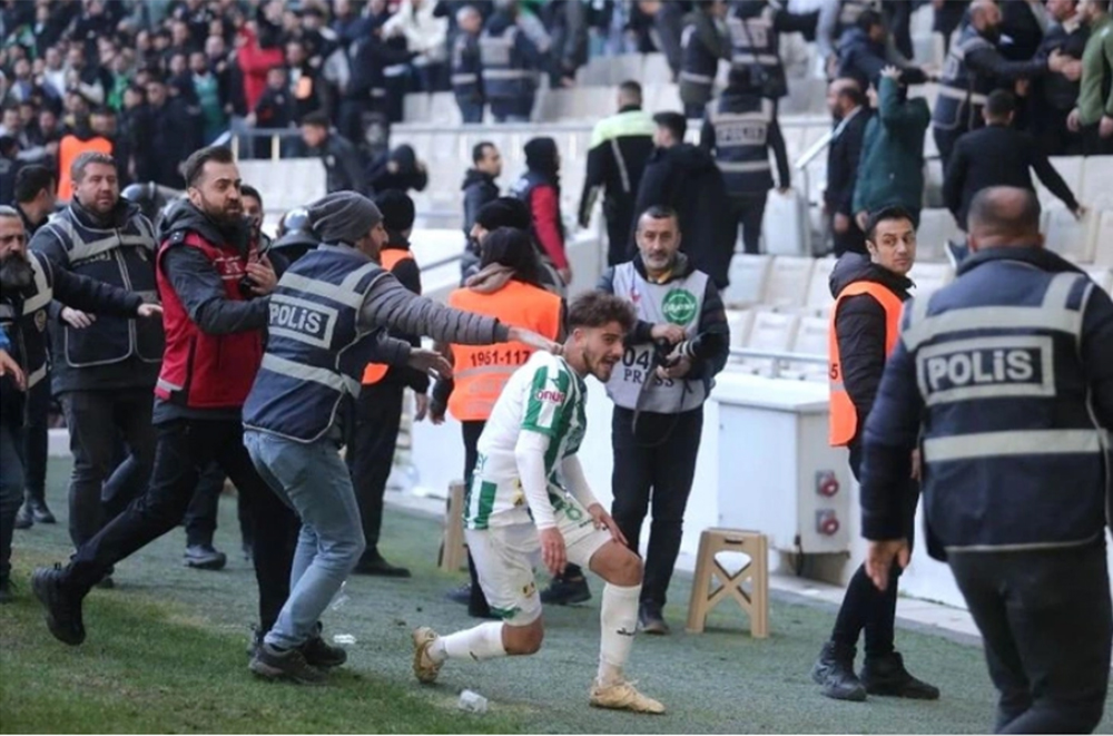 Cảnh hỗn chiến giữa cầu thủ Bursaspor và Diyarbakirspor ở Giải hạng nhì Thổ Nhĩ Kỳ