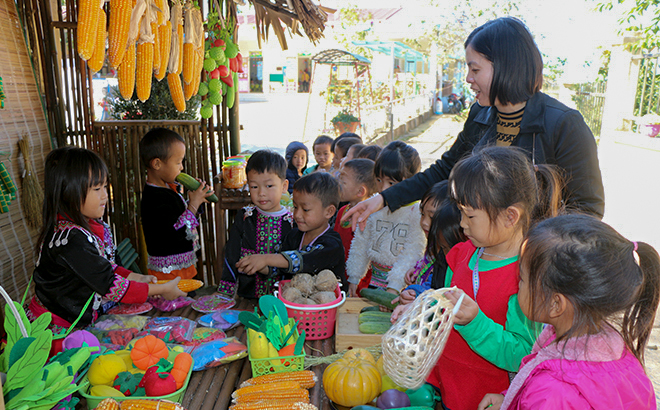 Các bé Trường Mầm non Suối Giàng, huyện Văn Chấn tham gia hoạt động trải nghiệm ở trường.