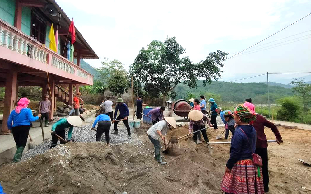 Nhân dân xã Sơn A tham gia sửa nhà văn hóa.
