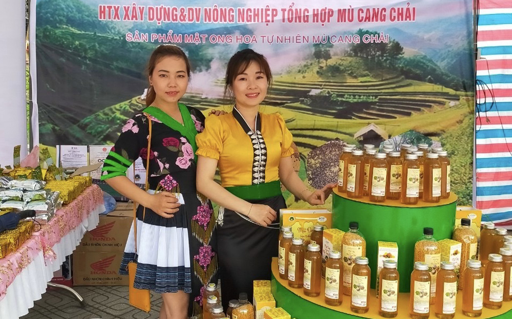 Hợp tác xã Xây dựng và Dịch vụ nông nghiệp tổng hợp Mù Cang Chải giới thiệu sản phẩm mật ong tại điểm trưng bày sản phẩm.