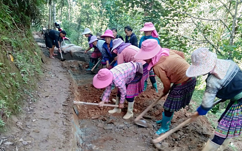 Người dân xã Lao Chải, huyện Mù Cang Chải tham gia làm đường giao thông nông thôn.