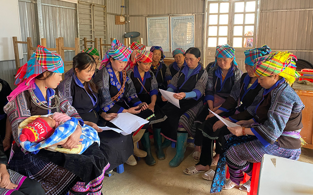 Phụ nữ huyện Mù Cang Chải trao đổi, nâng cao nhận thức về các chính sách dân số. Ảnh: Hoài Anh