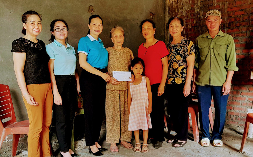 Chị Nguyễn Thị Hương Thảo (thứ 3, bên trái) cùng cán bộ Hội Liên hiệp Phụ nữ phường Minh Tân tặng quà hội viên là thân nhân liệt sĩ.