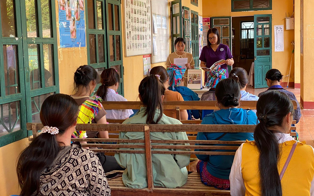 Một buổi tư vấn về chăm sóc sức khỏe sinh sản tại xã Chế Cu Nha, huyện Mù Cang Chải.